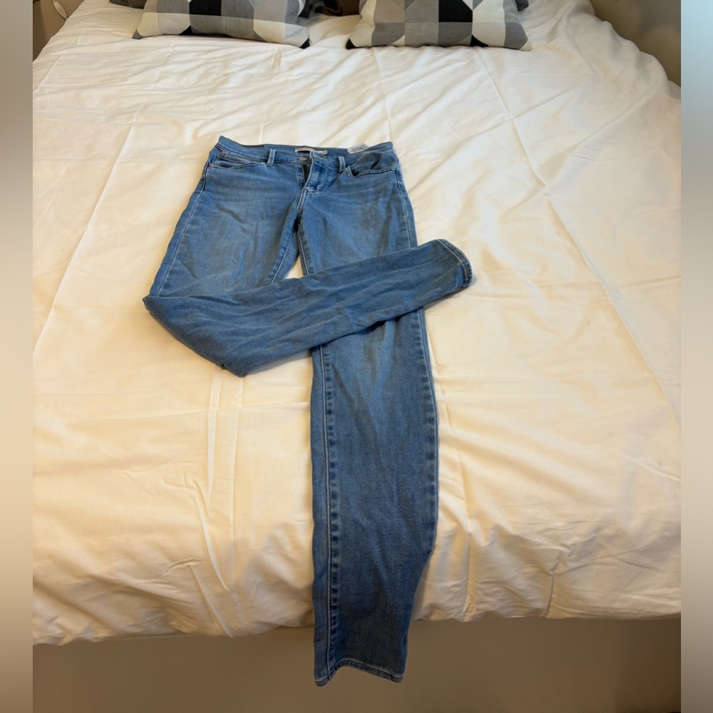 Blue Levi’s High Waisted Super Skinny Jeans, size w27